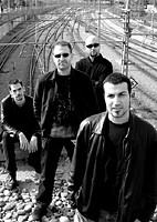 Fotografía en blanco y negro de los 4 componentes de la banda de rock AlterEgo