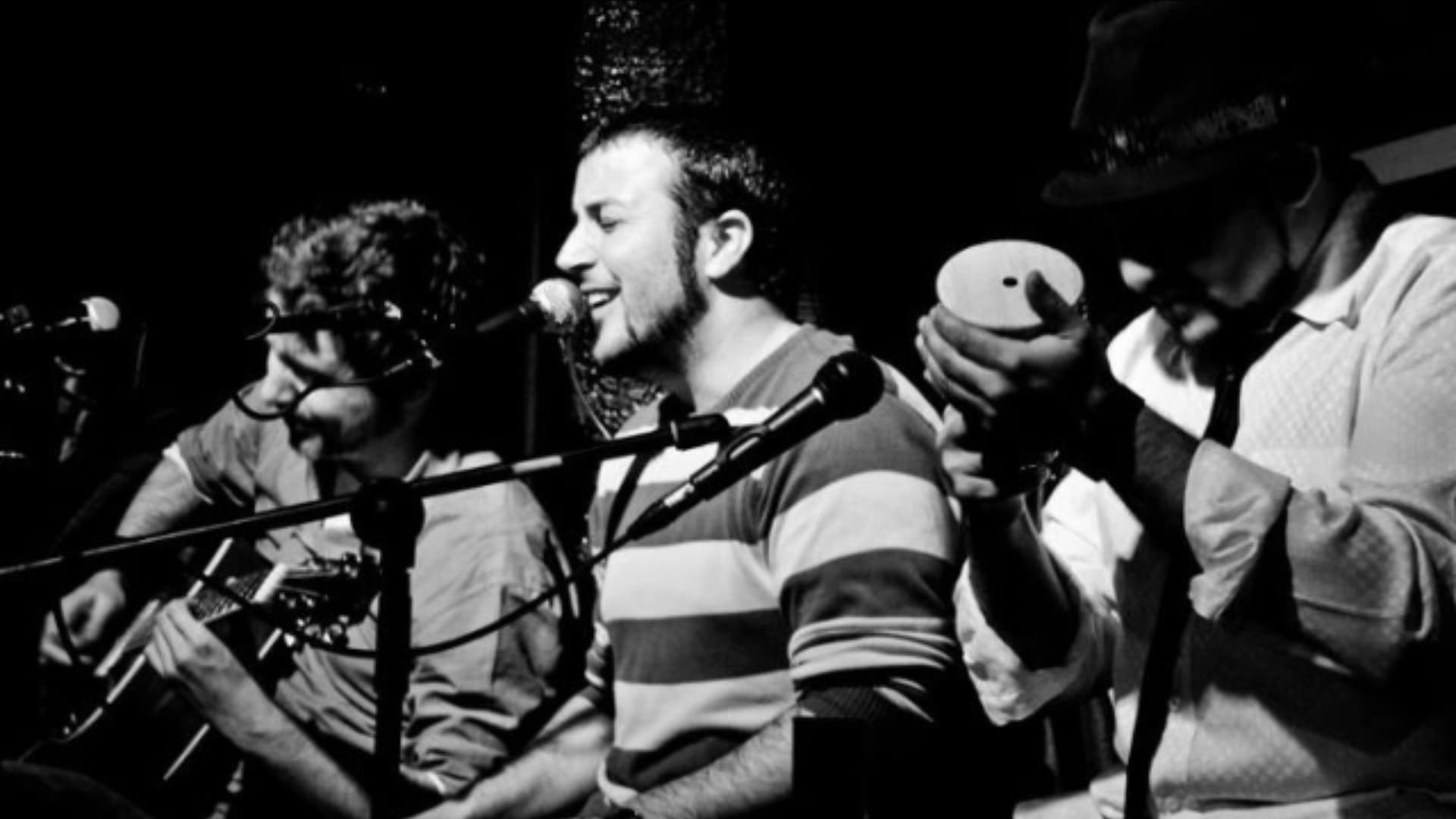 Persona cantant de manera íntima, ulls tancats, respiració conscient, llum suau