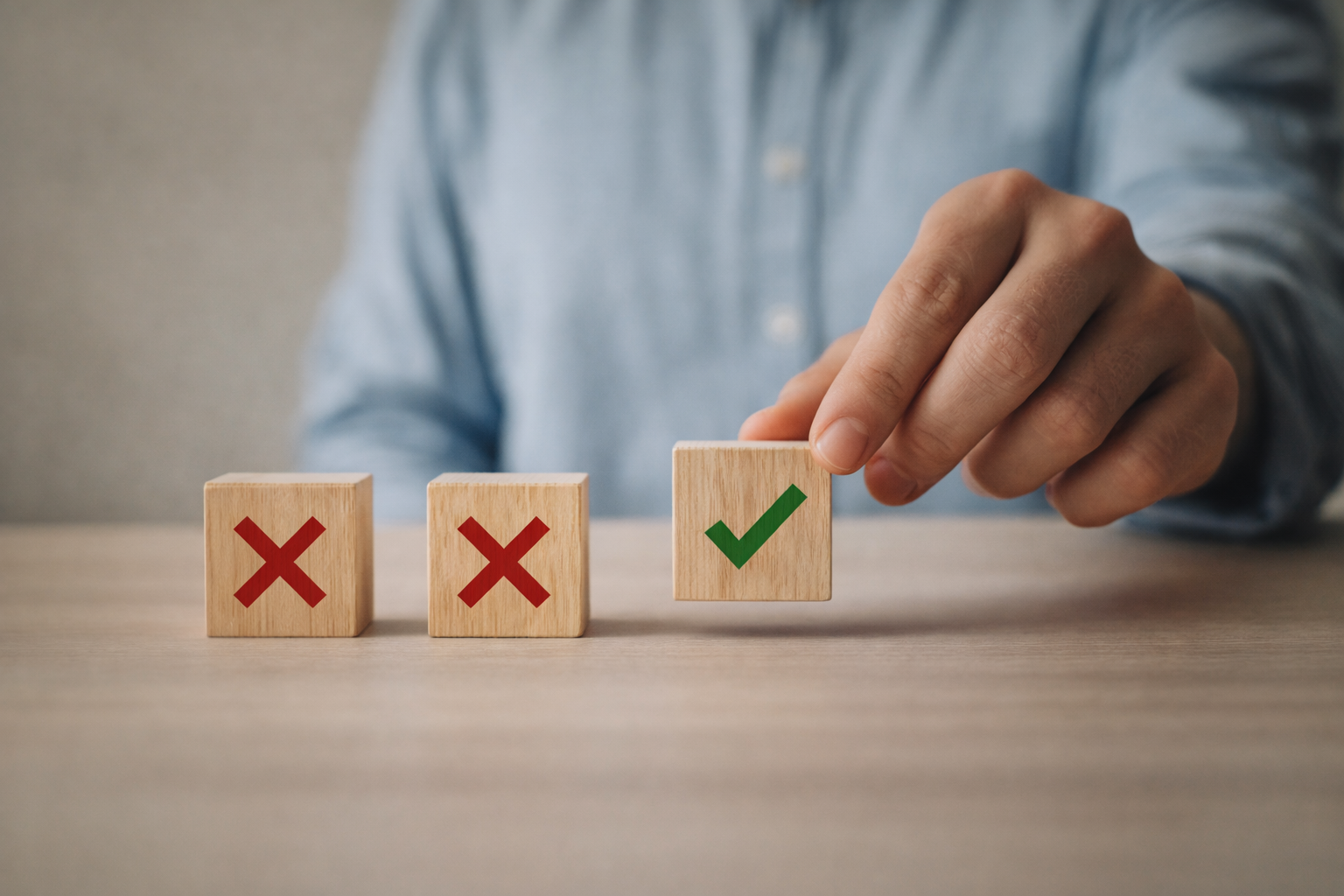 Mano eligiendo una pieza mientras otras quedan descartadas, simbolizando la decisión consciente de ignorar para proteger el foco